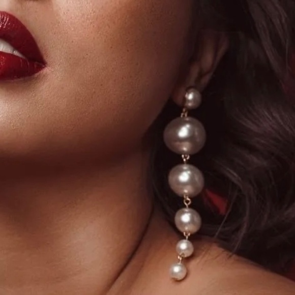 Pearl Earrings (clip-on)
(New) - Picture 9 of 10